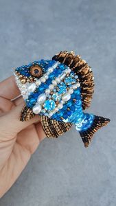 Broche Bordado a Mano de Diseño MD HANDICRAFTS con Cuentas de Vidrio Brillantes y Lentejuelas, Regalo de Boda Unisex - Product Image 3