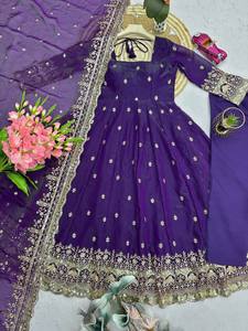 Robe Anarkali en soie violet violette avec dupatta, tenue traditionnelle indienne et pakistanaise pour femme, longueur ras du sol, pour mariage, coupe ample et extensible - Product Image 5