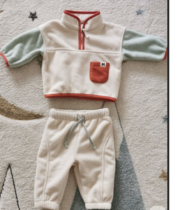 Peto clásico de algodón color oliva para bebé con tirantes ajustables, peto de uso diario, peto para bebé con bolsillo frontal, minimalista. - Product Image 1