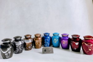 Urna Funeraria Ecológica para Cenizas de Mascotas, Estilo Americano/Europeo, con Grabado de Patas Plateadas sobre Fondo Negro - Product Image 6