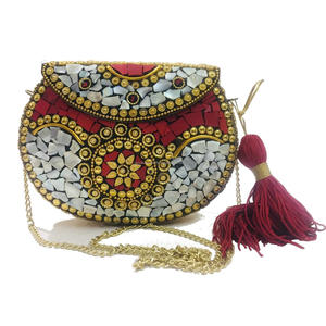 Pochette en métal vintage indienne faite à la main par des artisans indiens ton or et argent avec poignée gravée sacs à bandoulière - Product Image 1