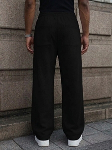 Pantalones Deportivos Negros para Hombre, Estampado de Espada y Calavera, Cintura Elástica con Cordón, Estilo Casual Urbano, Tejido Medio, 100% Algodón - Product Image 2