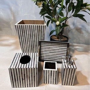 Juego de Accesorios de Baño Modernos Portátiles de Tres Piezas en Blanco y Negro con Diseño de Cuatro Hojas de ILAHI, Dispensador de Jabón y Caja para Toallas de Papel - Product Image 6