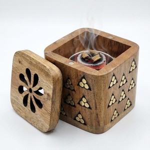 Quemador de incienso de madera único con un intrincado diseño de palmera y una tapa ventilada extraíble con recorte de flor - Product Image 4