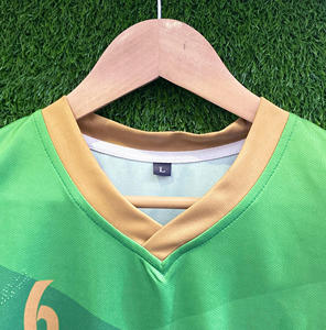 Maillot de football personnalisé vert pour homme, col en V, manches courtes, imprimé géométrique sublimé, évacuation de l'humidité, coupe classique, taille adulte L - Product Image 3