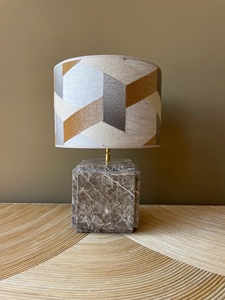 Lámpara de Mesa de Mármol Premium Diseñada con Patrones Contemporáneos Distintivos, Construcción Duradera e Iluminación Equilibrada - Product Image 2
