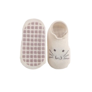 Venta al por mayor de calcetines de algodón suave para bebé Calcetines antideslizantes tobillo trampolín calcetín lindo diseño Animal para niños pequeños transpirable a granel - Product Image 4