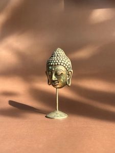 Statue de tête de Bouddha en laiton moderne, artisanat métallique artistique fait à la main pour la décoration de la maison - Product Image 3