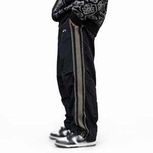 Pantalon de survêtement rayé vert olive pour homme, coupe large, en nylon, léger, décontracté, streetwear, coupe athlétique, vente en gros OEM - Product Image 5