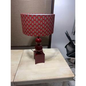 Lámpara de mesa elegante hecha a mano con pantalla de tela a rayas multicolor para decoración de dormitorio a precio de mayoreo. - Product Image 2