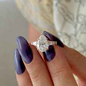 แหวนหมั้นเพชรโมอิสซาไนต์ทรงลูกแพร์หรูหรา ประดับเพชรทรงบาแกตต์ด้านข้าง ทองคำขาว 14K แหวนแต่งงานสามเม็ดสำหรับผู้หญิง - Product Image 1