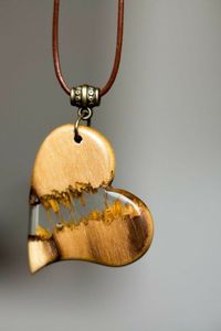 Collier pendentif en bois et résine |   Bijoux en résine époxy faits à la main |   Pendentif en bois naturel rustique - Product Image 5