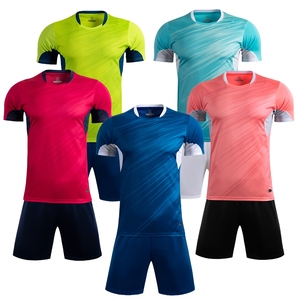 Ensemble de maillot de football pour hommes, bleu royal, imprimé graphique rose sublimé, chemise à manches courtes et short assorti - Product Image 6