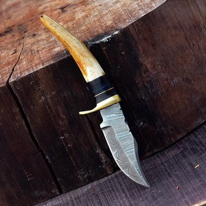 Couteau de chasse et de camping artisanal en acier Damas, à pointe droite, manche en corne, étui en cuir, disponible en ODM/OBM - Product Image 2