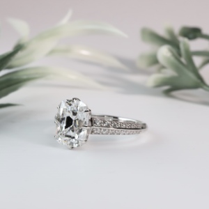 Anillo de boda clásico de lujo en oro blanco con diamantes cultivados en laboratorio de corte cojín, con doble engaste y múltiples filas de pavé brillante para mujer. - Product Image 4