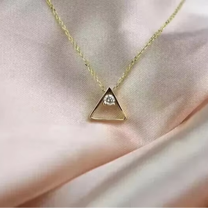 Collier Pendentif Géométrique Triangle en Moissanite, Argent Sterling 925 Plaqué Or, Bijou Minimaliste à Coupe Brillante - Product Image 1
