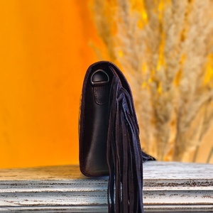 Bolso Cruzado de Cuero Genuino Venus Leathers, Estilo Western, Hecho a Mano, con Patrón Floral y Letras, Cierre de Cremallera, 45-55cm - Product Image 3