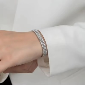 กำไลข้อมือเพชรหรูหราประดับเพชรเต็มวงสำหรับผู้หญิง กำไลข้อมือโมอิสซาไนต์สามแถว กำไลข้อมือกว้างเงางาม เครื่องประดับแฟชั่น - Product Image 1
