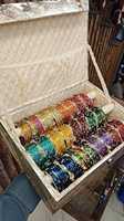 Coffret de bracelets en verre de qualité supérieure avec des bracelets cachmiriens, un coffret très demandé, parfait pour toutes les occasions