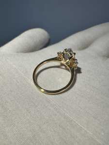 แหวนมอสซาไนต์ทรงคุชชั่นแบบ Cathedral: ดีไซน์วงแหวนล้อมเพชรแบบซ่อนสำหรับงานหมั้นและงานแต่งงาน - Product Image 3