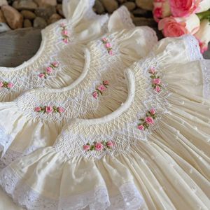 ชุดเดรสผ้าฝ้ายลายดอกไม้ทำมือสำหรับเด็กผู้หญิง ผ้าลินินเนื้อนุ่ม ปักลายสม็อคกิ้ง สไตล์เวียดนาม ผลิตตามแบบ OEM สำหรับเด็กวัยเตาะแตะในวันเกิดครบรอบปีแรก - Product Image 1