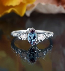 Bague de fiançailles et de mariage en or 14 carats et argent sterling 925 avec alexandrite taille marquise, pierre précieuse à changement de couleur, bijoux de mariée vintage - Product Image 2