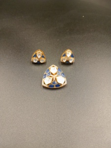 Collier Pendentif Géométrique Amaira Jewels en Argent Plaqué Or avec Zircon Cubique et Pierre Bleue pour Femme, Style Vintage Ethnique, Idéal pour les Fiançailles et les Occasions Spéciales - Product Image 3