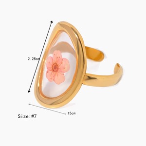 Anneau de serviette en résine avec fleurs véritables et design artistique transparent pour la décoration de table et peut être utilisé comme bijou pour femme - Product Image 2