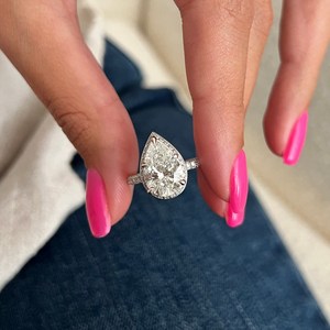 Bague de fiançailles en diamant de laboratoire taille poire de 3 carats, bague de fiançailles sertie pavé 3D, bague entièrement pavée de diamants, certifiée IGI - Product Image 2
