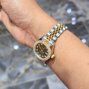 Reloj de Cuarzo con Incrustaciones de Moissanita, Esfera de 28 mm, Correa de 20 mm, Brazalete de Acero Inoxidable, Elegante Visualización Analógica de Fecha con Números Romanos - Product Image 3