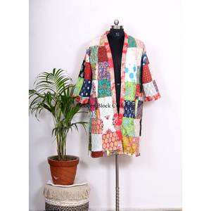 Kimono corto de patchwork de lujo 100% seda estampada Kantha para mujer, suave bata de kimono de invierno con bolsillos y cinturón, a la moda para otoño. - Product Image 3