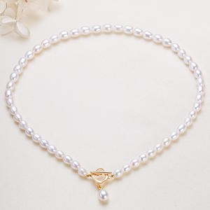 Collier minimaliste en perles d'eau douce pour femmes, design polyvalent et tendance, chaîne de clavicule - Product Image 1