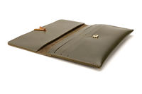 Portefeuille en cuir fin et compact pouvant contenir jusqu'à douze cartes, avec un système d'éjection rapide par bouton-poussoir, étanche et durable