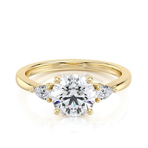 Anillo de Compromiso con Diamante Cultivado en Laboratorio de 5.50 Quilates, Corte Redondo, con Piedras Laterales en Forma de Pera, Oro Amarillo, Tres Piedras, Joyería Personalizada OEM - Product Image 1