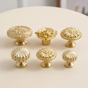 Bouton de meuble en laiton traditionnel en forme d'étoile avec motif floral géométrique central, poignée de tiroir durable pour commode, finition dorée - Product Image 4