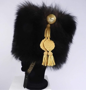 Reproducción del gorro de oficial de caballería ligera napoleónica, tipo colback o busby, hecho típicamente de piel negra con una bolsa de tela roja y cordones. - Product Image 3