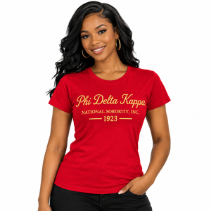 KDP Damen Sorority T-Shirt Klassischer Rundhalsausschnitt Kurzarm Buchstabendruck Tee Weicher Baumwollstoff Stylisches Casual-Oberteil für den Alltag - Product Image 1