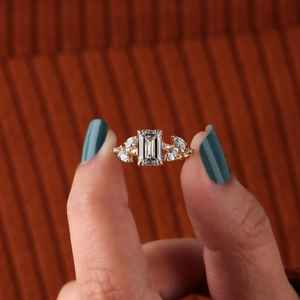 Bague en or massif 14 carats avec grappe de diamants taille émeraude cultivés en laboratoire en forme de branche d'arbre pour femme, cadeau de fiançailles ou de fête pour partenaires - Product Image 6