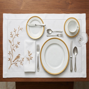 Ensemble de sets de table et de serviettes personnalisés en coton beige brodé motif oiseau sur branche, avec ourlet festonné, lavable en machine, pour la maison et les fêtes - Product Image 1