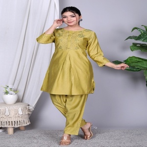 Ensemble Kurta et pantalon traditionnel en rayonne vert olive élégant NIYANI, broderie minimale, pour Diwali, tenue quotidienne sophistiquée, pour toutes les occasions - Product Image 2