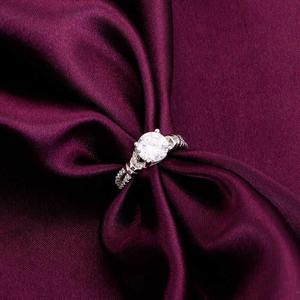 แหวนเพชรทรงกลมเจียระไนแบบบริลเลียนท์คุณภาพเยี่ยมหรูหราสีขาวทอง ประดับเพชรระยิบระยับสำหรับผู้หญิง มีจำหน่ายแล้ว - Product Image 2