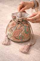 Sac Potli Indien Peacock avec Broderie Faite Main, Pochette Designer Potali pour Anniversaire par Glowin Fashion