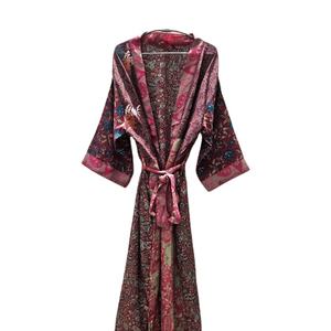 Robe longue en soie faite à la main Vintage soie luxe Kimono Robe de bain Vintage recyclé Sari Kimono ethnique vêtements de nuit Maxi Robe de chambre - Product Image 1