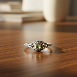Bague fine délicate en péridot de 2,1 grammes - Product Image 3