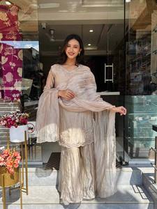 ชุดคุर्ติชาราร่าปักลายสีเบจสำหรับผู้หญิง พร้อมผ้าคลุมไหล่ – ชุดออกงานดีไซเนอร์ผ้าไหมชิโนนประดับเลื่อม - Product Image 5