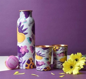 Juego de Botellas de Agua de Cobre de Diseño con Dos Vasos, Bebedero Ayurvédico a Prueba de Fugas, Recipiente Metálico para Beber, Vajilla para Yoga, Gimnasio y Oficina - Product Image 1