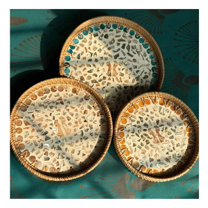 Plateau en rotin tissé artisanal avec décoration en mosaïque de coquillages naturels - Product Image 3