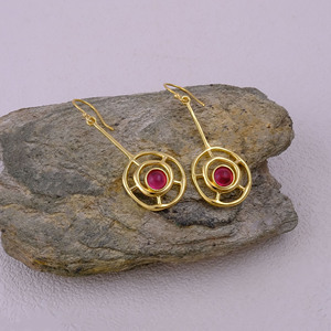 Pendientes Colgantes Geométricos Rosa Fucsia - Chapados en Oro, Estilo Bohemio, Hechos a Mano con Gemas, Joyería de Latón, Regalo para Mujer - Product Image 1