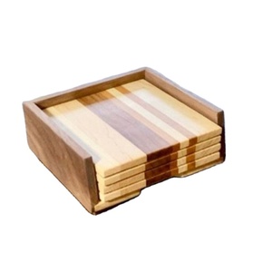 ชุดจานรองแก้วไม้สำหรับโต๊ะอาหารที่มีรูปทรงสี่เหลี่ยมดูหรูหราและวอลนัทแบบคลาสสิก - Product Image 1