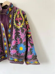 Veste Suzani artisanale en velours marron à motifs floraux pour femme, col montant, style bohème, manches longues, vêtement d'extérieur de luxe pour le printemps - Product Image 3